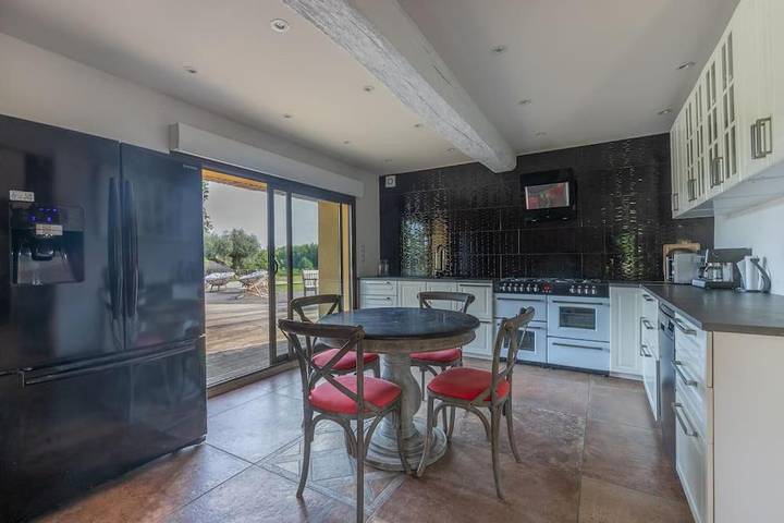 Location de vacances pour 12 personnes, avec balcon et jardin ainsi que vue et piscine à Neuvy-sur-Barangeon - 2