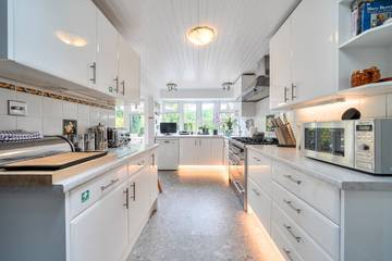 Holiday Rental for 8 People in Surrey Hills, South East England, Photo 1