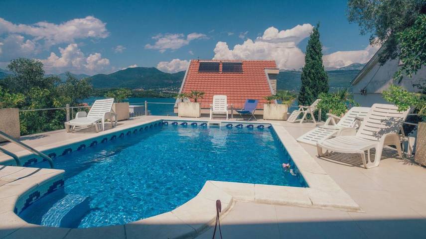 Villa pour 14 personnes, avec jardin ainsi que piscine et vue, animaux acceptés - 1