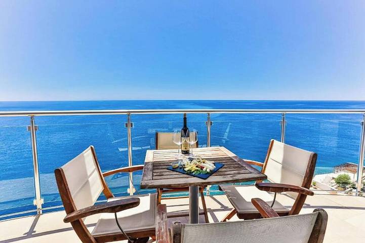 Ferienwohnung für 6 Personen, mit Balkon und Pool sowie Sauna und Whirlpool, mit Haustier in Montenegro