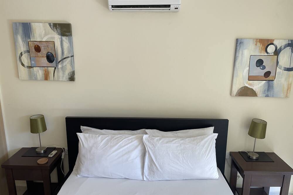 Ganze Wohnung, Modern ground floor apartment with patio, pool and tennis court in Πύλα, Larnaca Bezirk