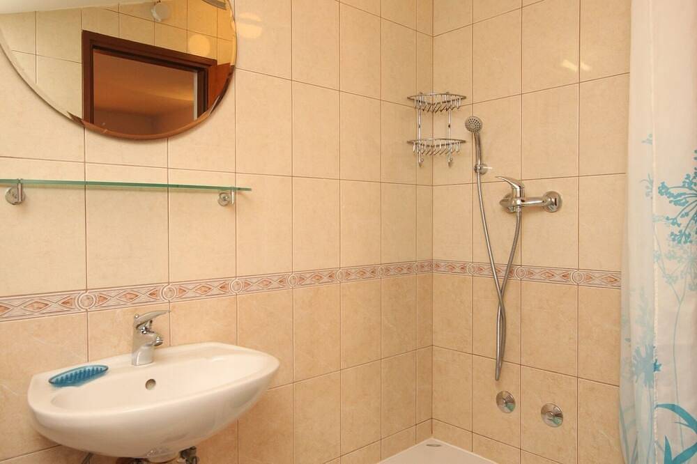 Ganze Wohnung, 1-Zimmer-Ferienwohnung mit Terrasse und Meerblick Kukljica, Ugljan (A-8478-b) in Kukljica, Insel Ugljan