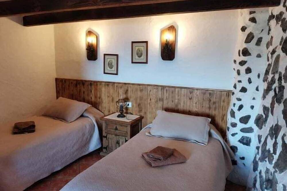 Ganze Wohnung, Ferienwohnung in Frontera: Pool, Kamin & Tennis in Las Toscas, Frontera