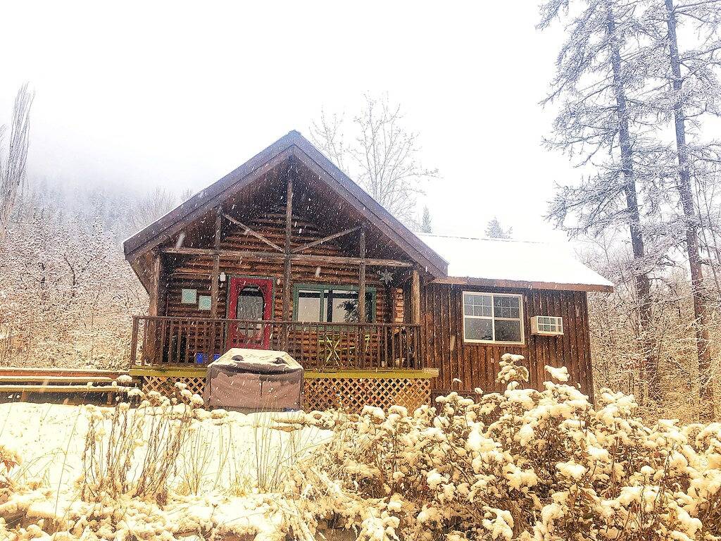 Cozy Log Cabin in Pristine Nature in Whitewater Ski Resort