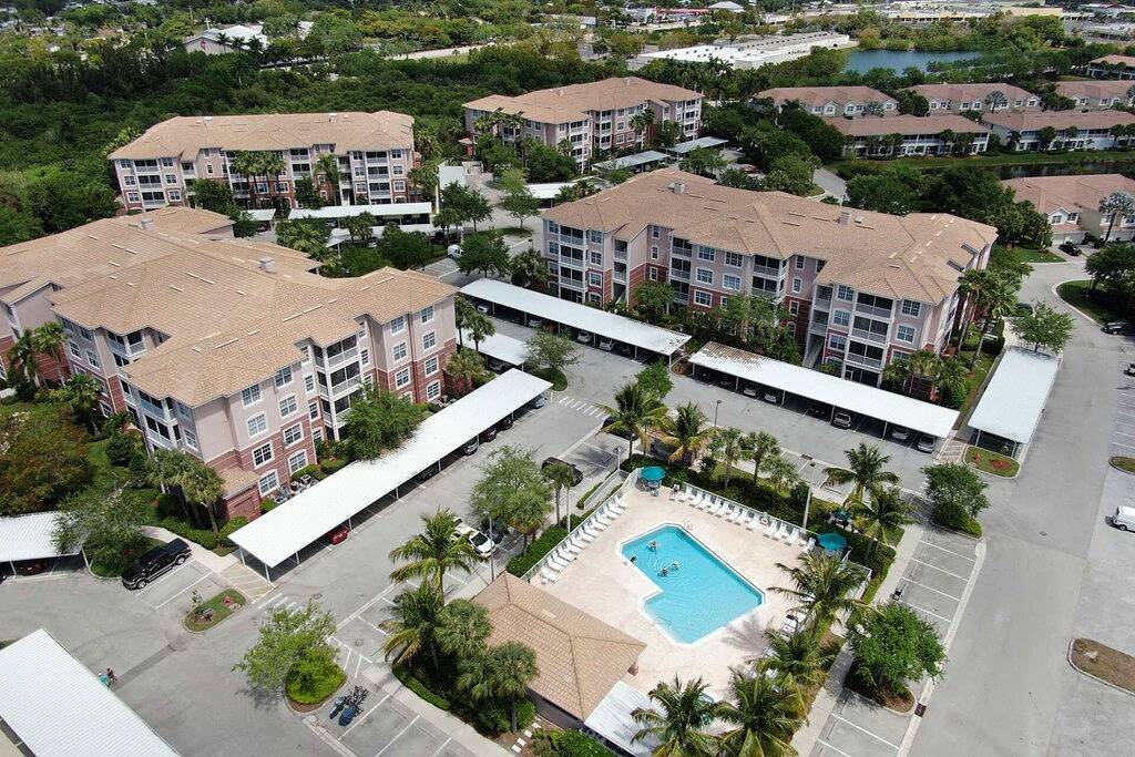 Ganze Wohnung, South Fort Myers Gated Community! Heated Pool & Hot Tub! Close to Beaches, Shopping & Dining! in Iona, Southwest Florida