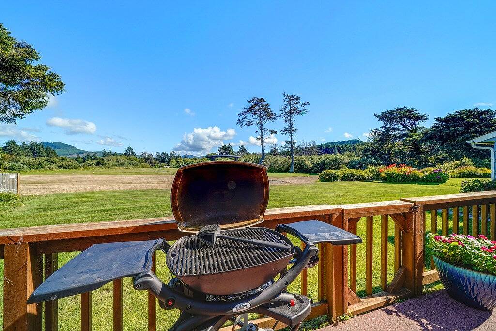 Seaview:~Hot-Tub~Stepstobeach~Ocean/Mt/Golf Views!~Bikes~Dogsok~Cornhole-Patio in Clatsop County