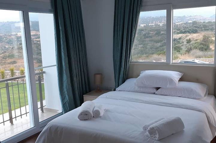 * Neu * Luxusvilla mit 4 Betten und unvergleichlichem Berg- und Strandblick, Friedlichkeit !! in Nordzypern