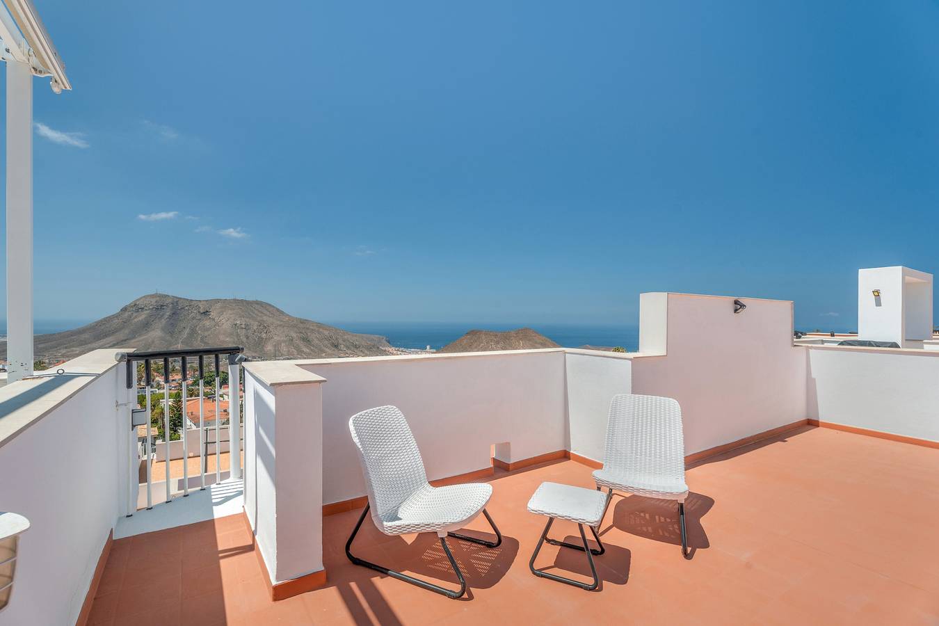 Entire apartment, Vacation Apartment 'Blue  with Amazing View' with Sea View, Shared Pool and Wi-Fi in Chayofa, Arona