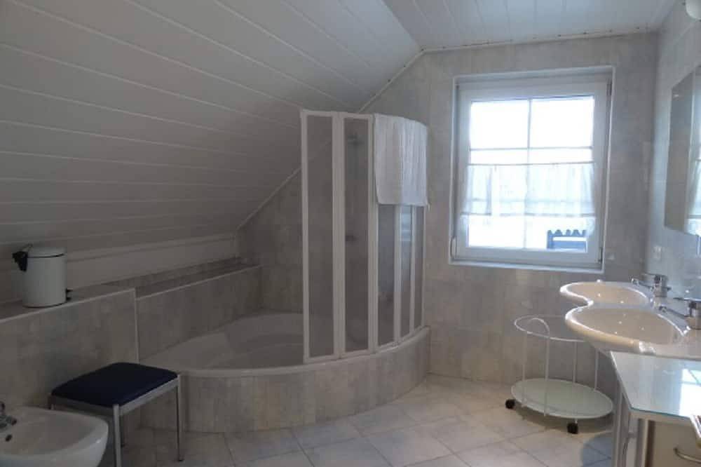 Ganze Wohnung, Ferienwohnung mit sonniger Terrasse in Altmünster, Bezirk Gmunden