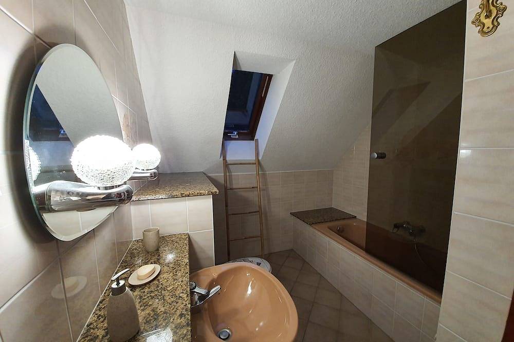 Entire apartment, Gite \"La Taniere\" large terrace, arbour, barbecue Full Nature in Soultzeren, Parc naturel régional des Ballons des Vosges