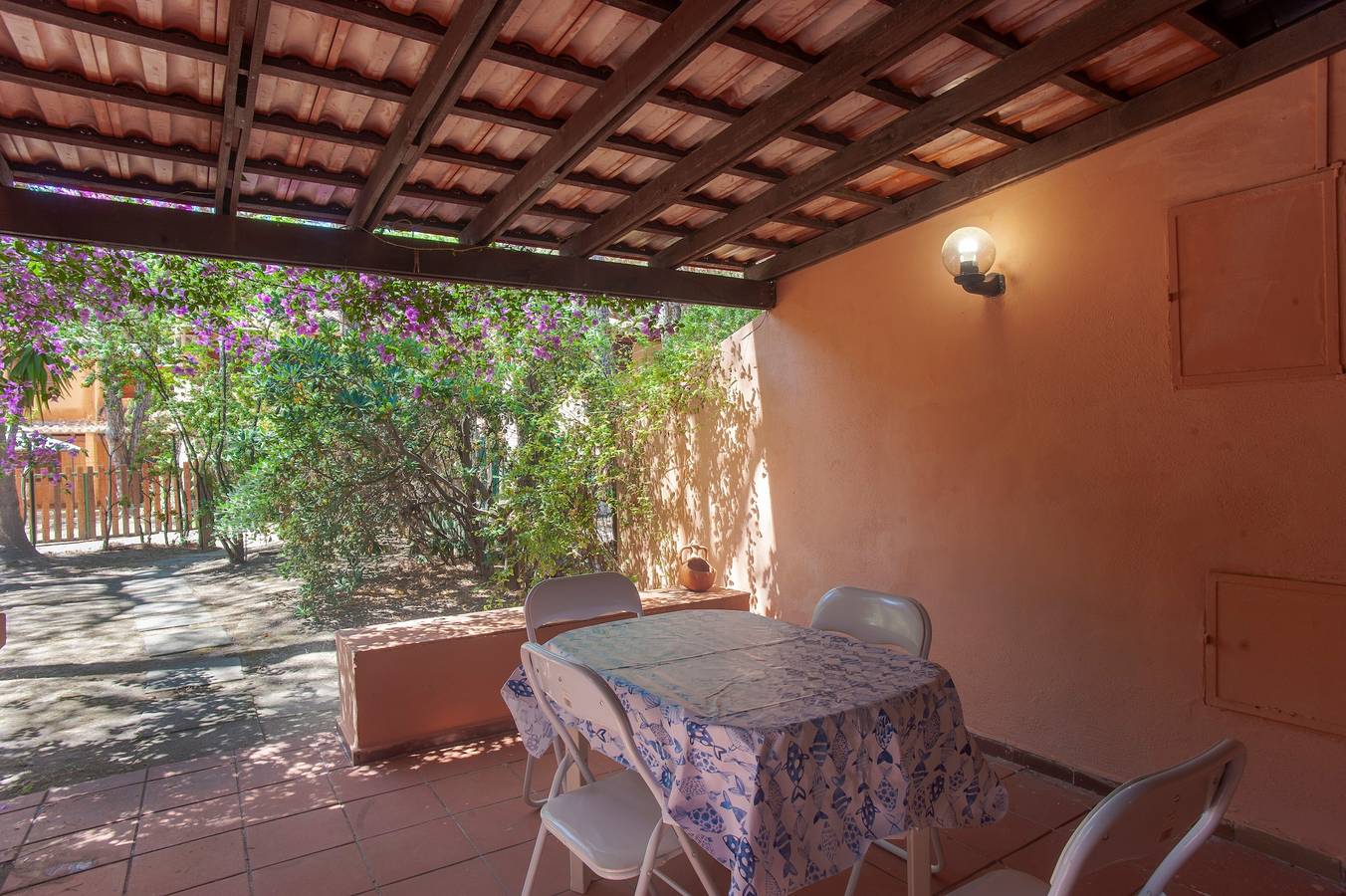 Casa de vacaciones 'Villetta Pineta' con jardín privado in Santa Margherita di Pula, Región de Pula