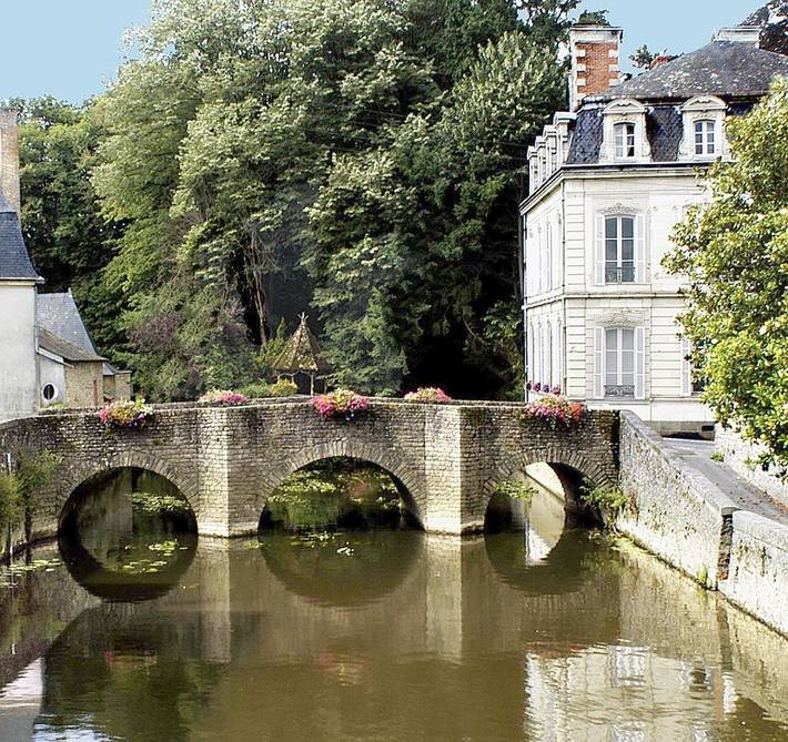 Location de vacances pour 2 personnes, avec Balcon et Terrasse ainsi que Jardin et Piscine à Craon