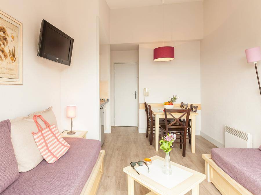 Pierre & Vacances Résidence La Pinède - Apartment 4 persons - - 1 bedroom - Terrace or Balcony - Garden view in Hyeres, Parc national Port-Cros