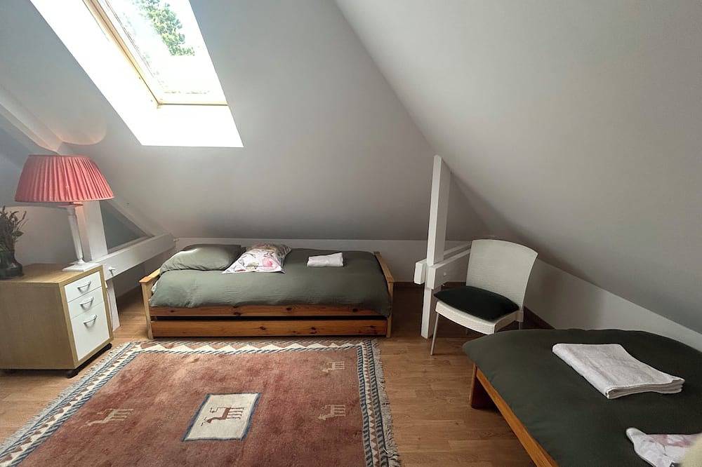 Chambre lavande aux lits jumeaux, son chauffage infrarouge long Zen, sa douceur in Étaples, Région de Montreuil