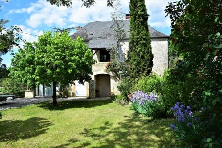 Location de vacances pour 9 personnes, avec piscine et terrasse, animaux acceptés à Floirac (Lot)