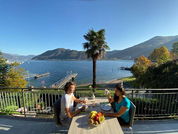 Ferienwohnung für 4 Personen, mit Balkon und Whirlpool sowie Terrasse und Garten in Brusimpiano Gemeinde