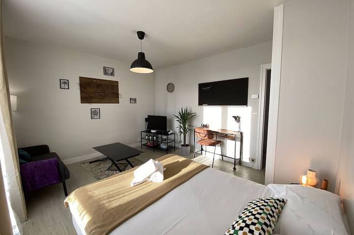 Appartement entier, Grand studio calme avec balcon & parking gratuit in Tours, Région de Tours