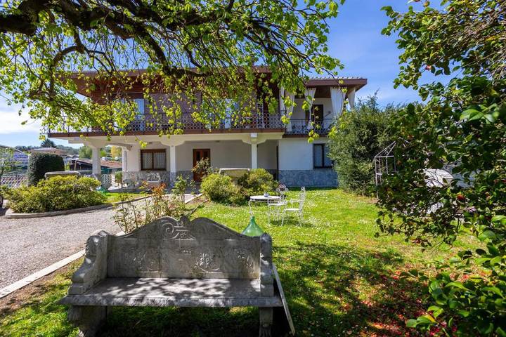 Villa per 6 persone, con Balcone e Terrazza nonché Giardino e Panorama a Comune di Arona