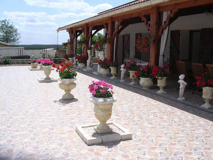 Gîte pour 2 personnes, avec Terrasse et Jardin ainsi que Piscine et Vue à Bernos-Beaulac