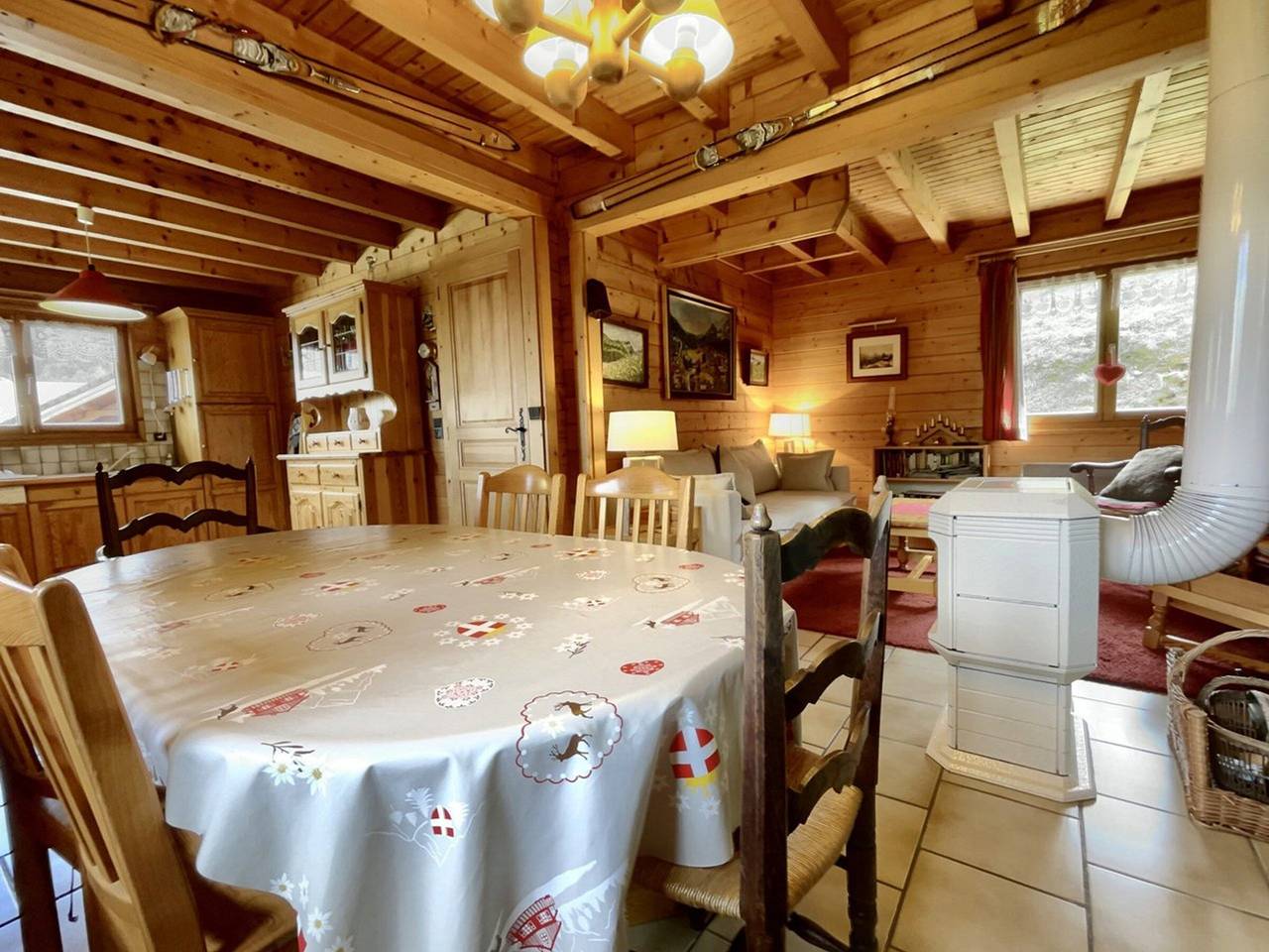 Cozy 3-Bedroom Chalet for 6/8: Wood Stove, Quiet Area, Near Slopes in Les Carroz, Arâches-la-Frasse