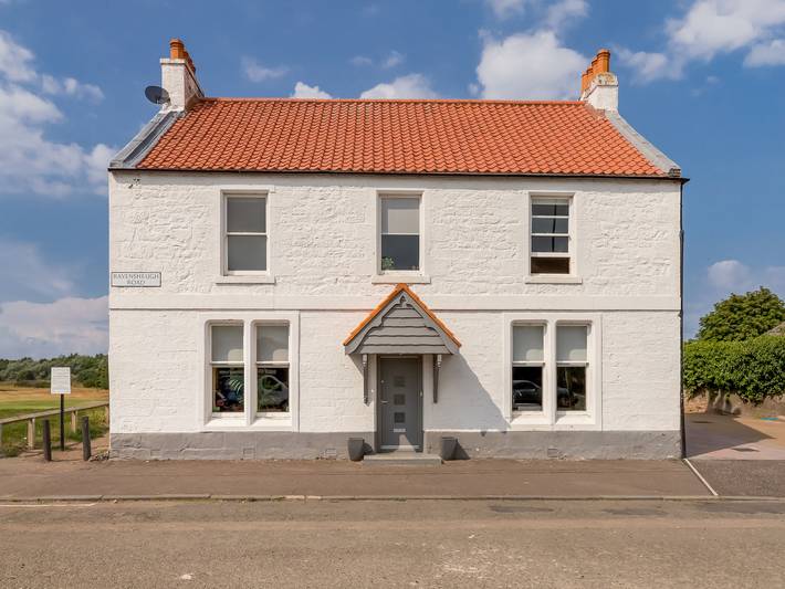 Log cabin for 8 people, with garden, with pets in East Lothian