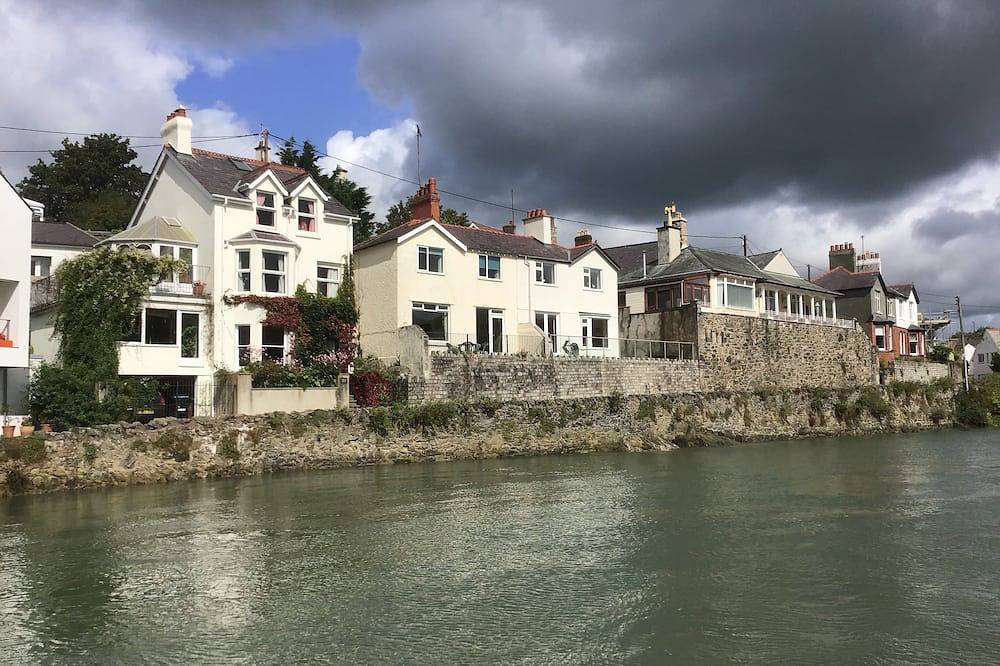 Menai Bridge Lovely seafront cottage with beautiful views of the Straits in Menai Bridge, Isle of Anglesey