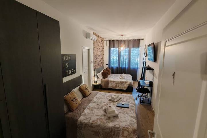 1)Room with private bathroom, 8 minutes from Milan Malpensa Airport. in Gallarate, Varese Provinz
