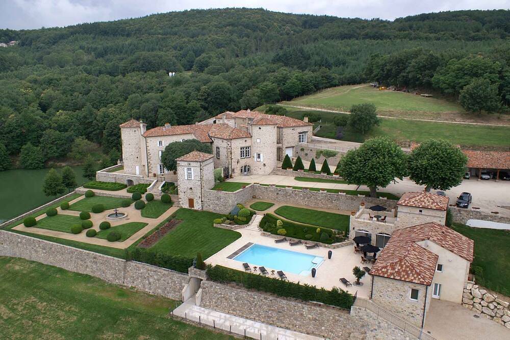Studio de charme situé au cœur d'un domaine arboré de 70 hectares in Boffres, Région de Tournon-sur-Rhône