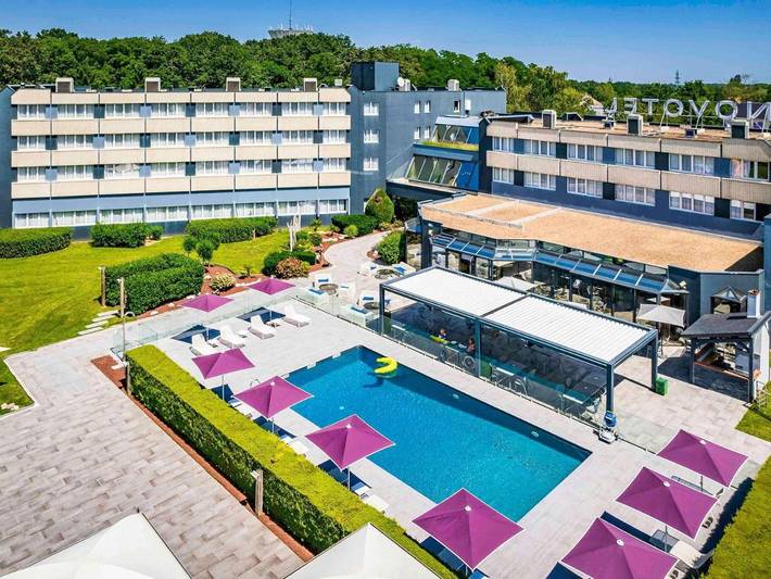 Hôtel pour 2 personnes, avec Terrasse et Jardin ainsi que Piscine et Vue à Saint-Jean-de-Braye - 3