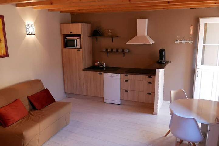 Gîte pour 2 personnes, avec terrasse à Lanas