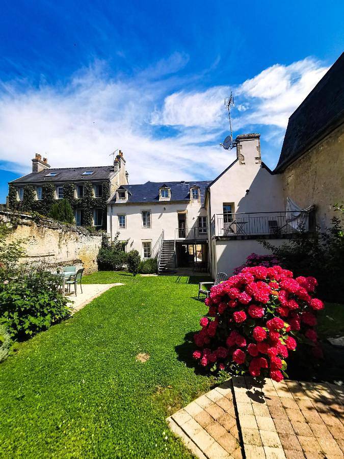 Appartement entier, Apt duplex ou plain pied tout confort plein centre ville Bayeux proche commerces, restaurants, avec terrasse privative ou jardin commun aménagé clos, parking gratuit à proximité, proche plages du débarquement in Bayeux, Région de Bayeux