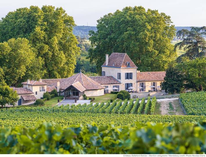 Location de vacances pour 2 personnes, avec Terrasse et Jardin ainsi que Piscine et Vue à Saint-Laurent-des-Combes