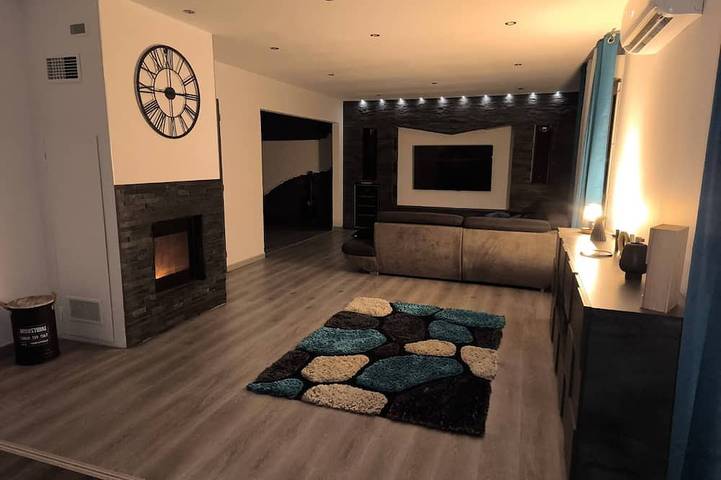 Location de vacances pour 10 personnes, avec jardin à Jonage