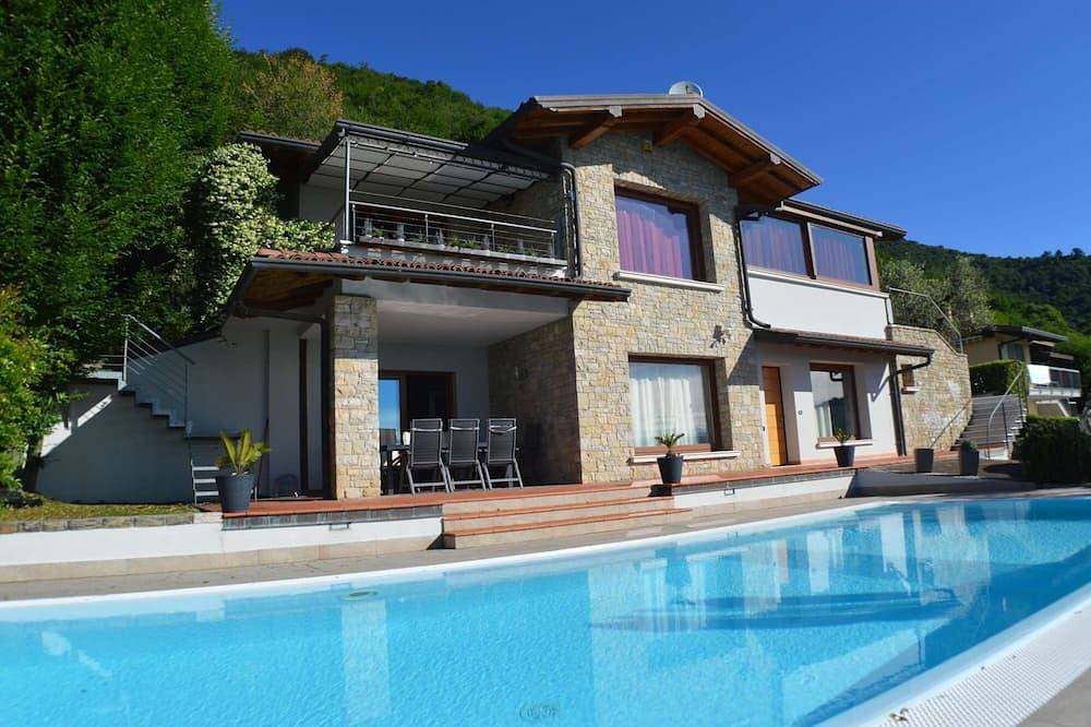 Freistehendes 4 Schlafzimmer Villa mit herrlichem Blick auf den See und einen privaten Pool in Villanuova sul Clisi, Gardasee-Berge