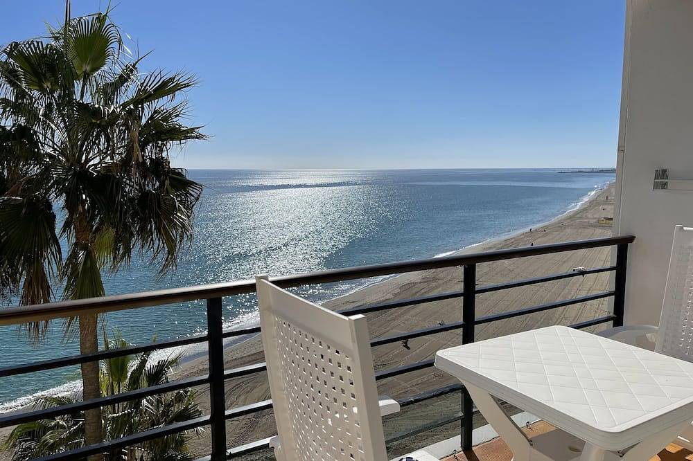 Entire apartment, Carihuela Beach, Castillo De Santa Clara, wifi, swimming pool in Playa El Bajondillo, Torremolinos