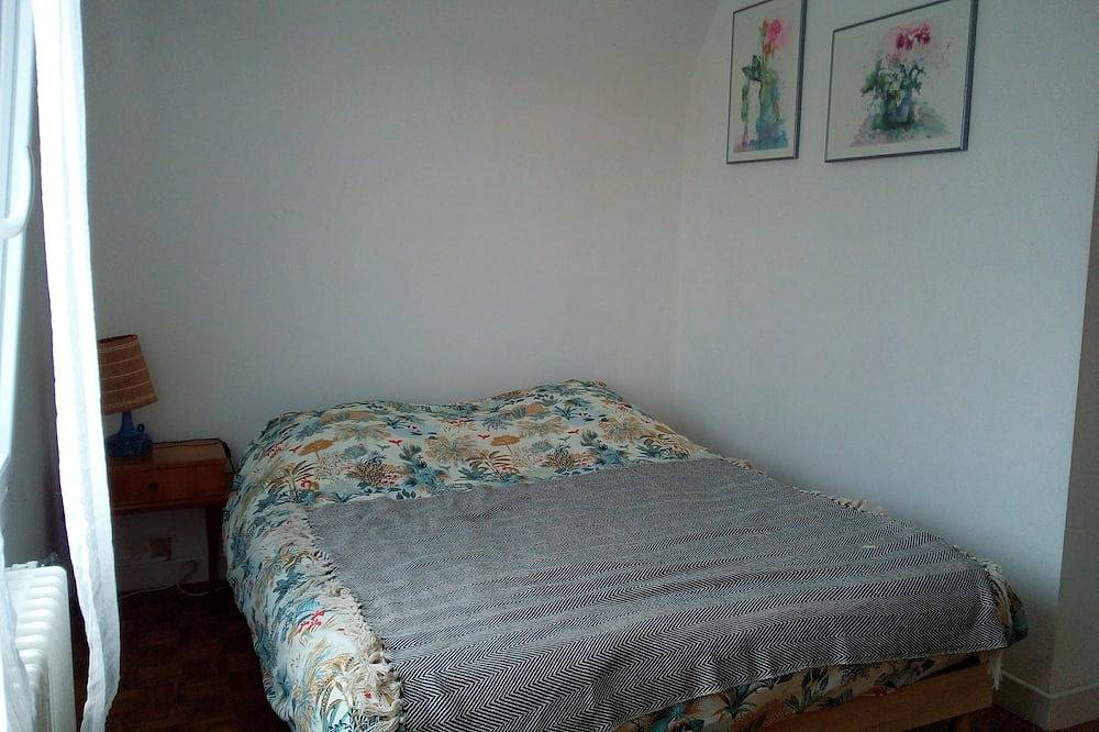 House with enclosed garden near town and beaches in Trébeurden, Pink Granite Coast