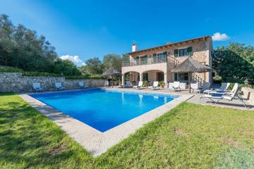 Holiday Rental for 12 People in Petra, Majorca Center, Photo 1