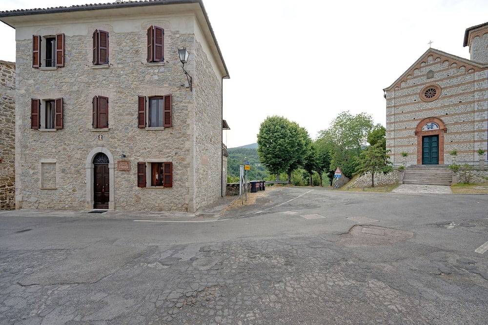Mansion in Prodo near Lake Bolsena in Orvieto, Terni Province