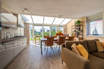 Villa für 6 Personen, mit Sauna und Terrasse sowie Seeblick und Balkon/Terrasse in den Niederlande