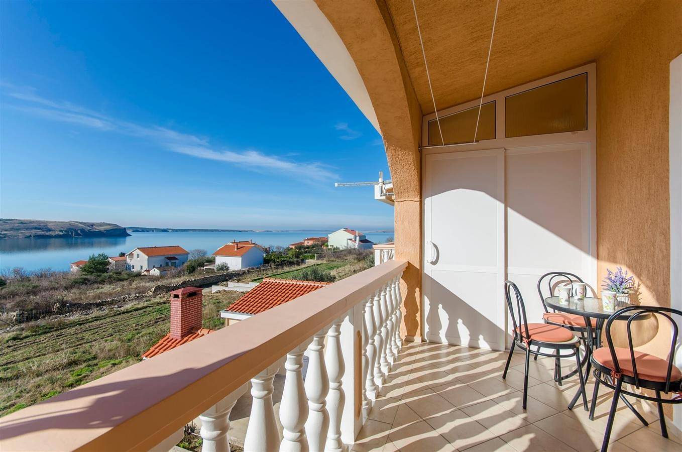 Ganze Wohnung, 1-Zimmer-Ferienwohnung mit Balkon und Meerblick Rtina - Miocici, Zadar A-13072-a in Rtina, Zadar