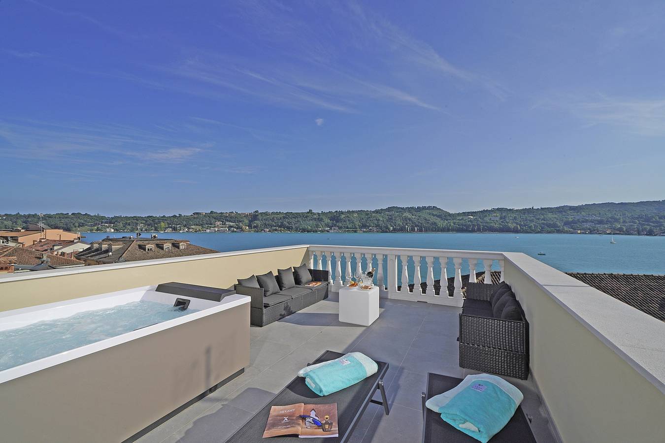 Entire apartment, Apartment 'Flat 6' with Lake View, Wi-Fi, Air Conditioning with private jacuzzi in Salò, Garda Mountains
