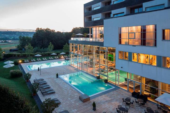 Ferienwohnung für 4 Personen, mit Balkon und Whirlpool sowie Garten und Pool in Bad Waltersdorf