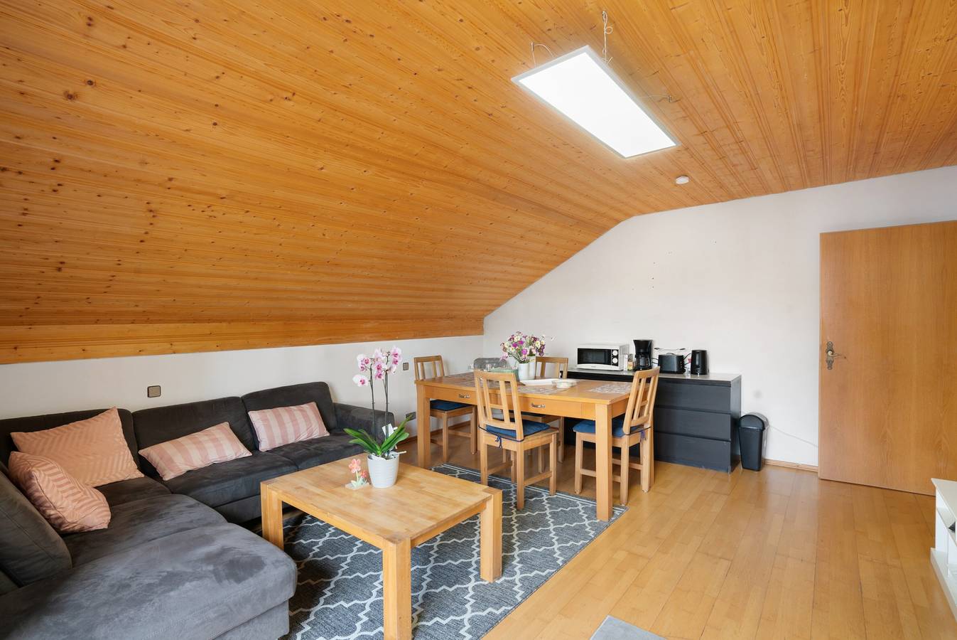 Ganze Wohnung, Ferienwohnung „Dorfidyll" mit Balkon und Wi-Fi inmitten der idyllischen Landschaft von Jesenwang in Jesenwang, Romantische Straße