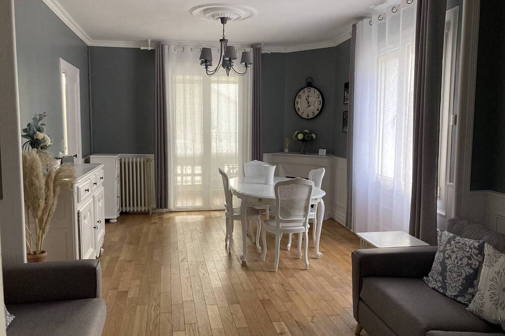 Authentic Charming 2 Bedroom House with Garden near City Center in Saujon, Côte de Beauté