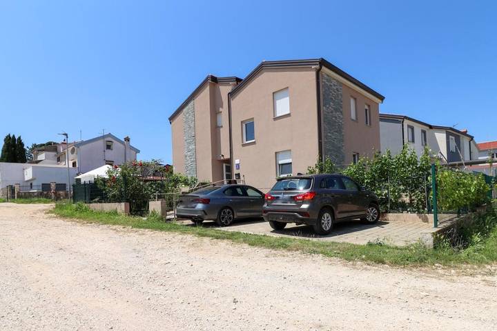 Villa pour 8 personnes, avec Balcon et Terrasse ainsi que Jardin et Piscine à Funtana - 2