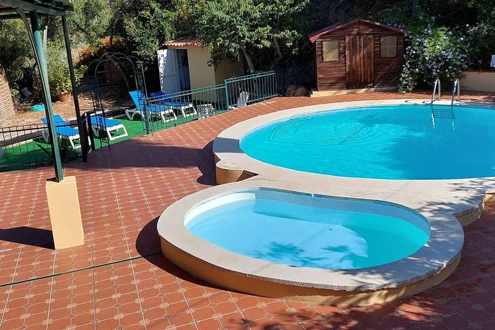 Hütte für 4 Personen, mit Balkon und Garten sowie Pool in Malaga