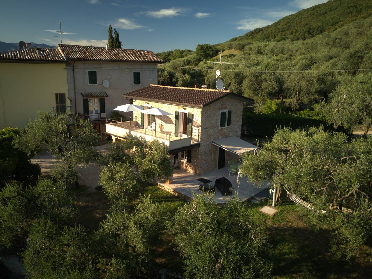 Casa de vacaciones "Rustico Alle Fornare" con vistas al lago y a la montaña in Torri del Benaco, Montañas Garda