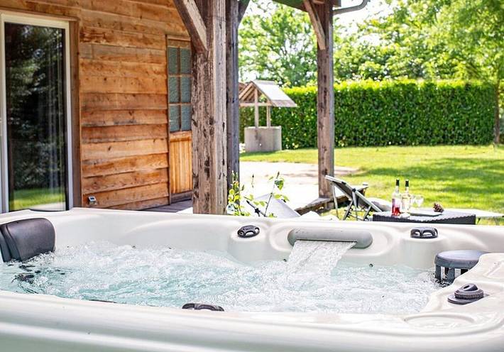 Gîte pour 4 personnes, avec jacuzzi et terrasse ainsi que jardin et piscine - 1