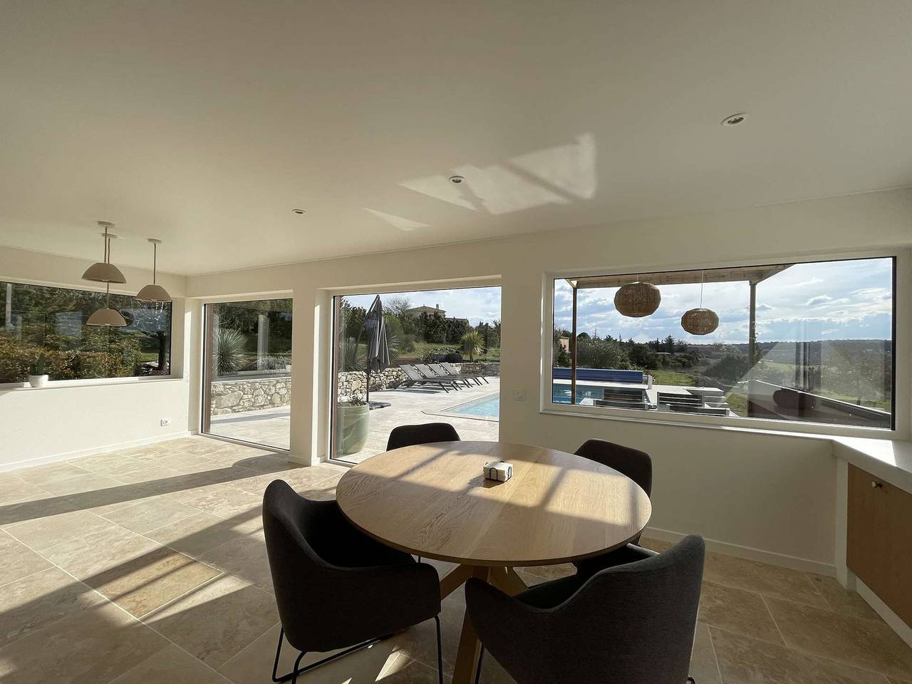 Saint-Remèze : Maison avec Piscine, 8 Pers., 4 Chambres, Grand Jardin, Animaux Acceptés, Wi-Fi in Saint-Remèze, Privas