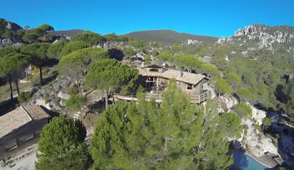 Gîte pour 15 personnes, avec terrasse ainsi que jardin et piscine à Mourèze